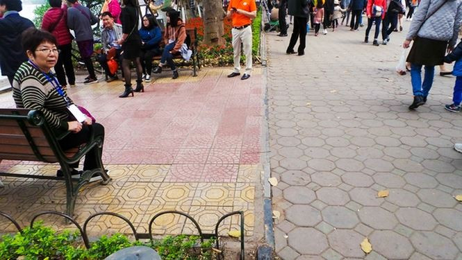 Dù chi hàng tỷ đồng nhưng hiện vỉa hè, đường dạo quanh Hồ Gươm có hơn 20 loại gạch đá khác nhau và thiếu đồng bộ như "chiếc áo vá".