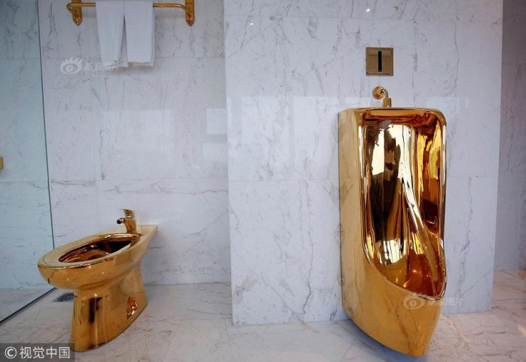 Ngay cả những chi tiết nhỏ như lan can cũng được dát vàng.