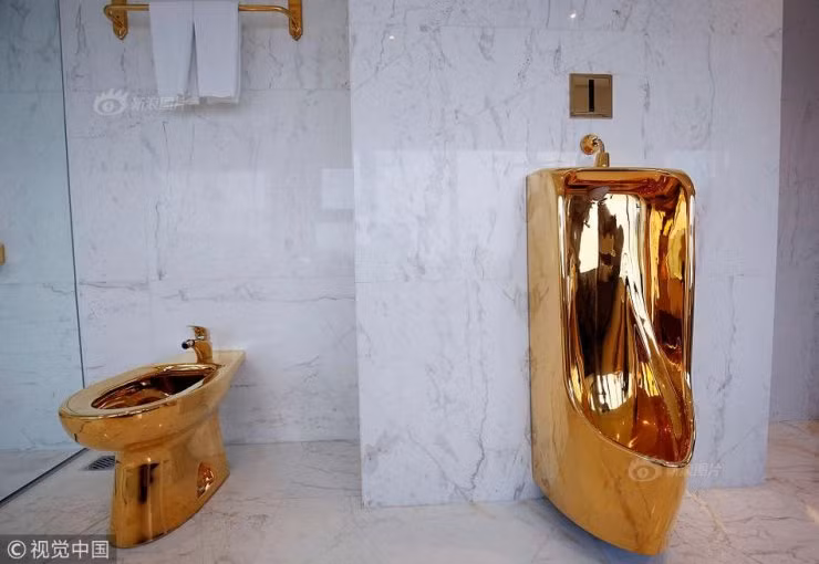 Ngay cả những chi tiết nhỏ như lan can cũng được dát vàng.