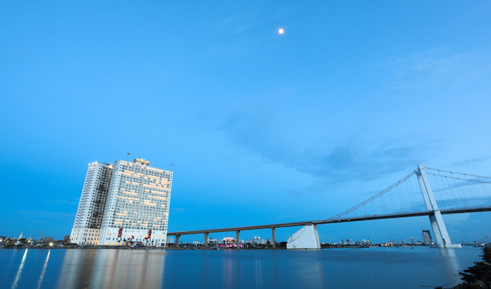 Các phòng khách sạn đạt tiêu chuẩn 6 sao dát vàng, đảm bảo có thể chống được động đất cấp 8. Khách sạn có rất chi tiết được dát vàng, khiến nhiều người không khỏi choáng ngợp khi lần đầu bước chân vào.