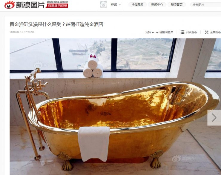 Khách sạn dát vàng Hòa Bình Green Đà Nẵng nằm bên cầu Thuận Phước, Đà Nẵng thực tế đã từng gây chú ý tại Việt Nam từ năm 2017, khi được đưa vào phục vụ các đại biểu tham dự Tuần lễ cấp cao APEC.