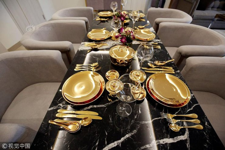 Không chỉ các vật dụng trong phòng, khách sạn tại Đà Nẵng còn nổi tiếng bởi bể bơi dát vàng đặt trên tầng 29. Bể bơi đã được tổ chức Liên minh Kỷ lục Thế giới (WorldKings) xác nhận và công bố là Bể bơi vô cực dát vàng 24K cao và lớn nhất thế giới hiện nay.