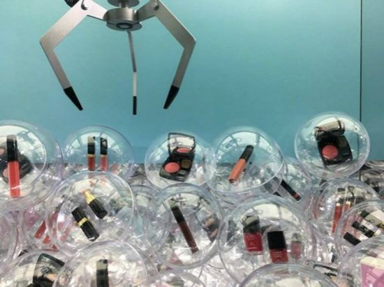 Còn ở Trung Quốc, máy gắp hàng hiệu mới là mốt hiện nay.