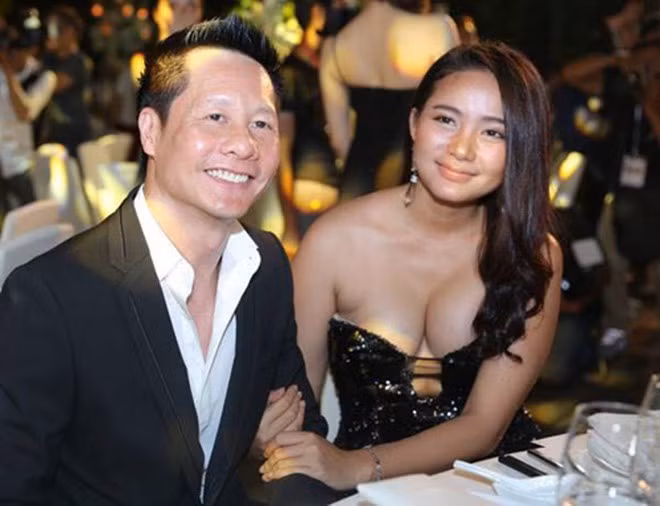 Lúc mới làm vợ 4 đại gia khét tiếng, Phan Như Thảo nhận nhiều áp lực dư luận vì bị chê ham tiền bỏ sự nghiệp. Bất chấp mọi lời tranh cãi, cô thoải mái khoe cuộc sống hạnh phúc bên chồng lớn tuổi và nhanh chóng mang bầu con đầu lòng.