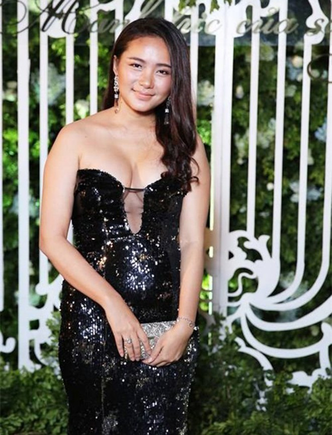 Thời điểm bầu bí ở tháng thứ 5, Phan Như Thảo vẫn tự tin diện trang phục bó sát để tham dự sự kiện giải trí. Trước ống kính chụp hình, cô không che giấu được việc tăng cân thấy rõ.