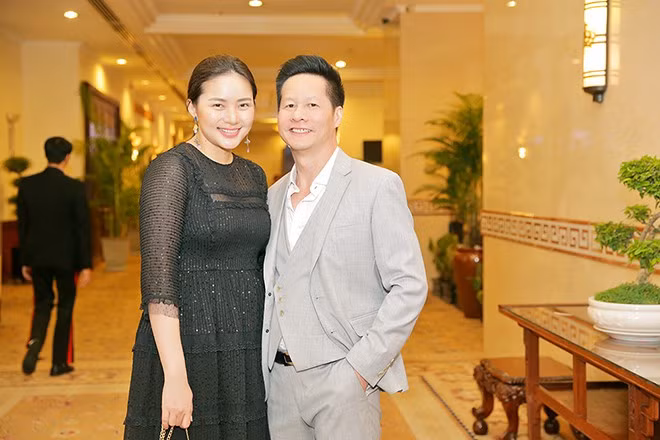 Trong một lần đi đám cưới cùng chồng vào đầu tháng 12 vừa qua, Phan Như Thảo khéo léo lựa chọn mặc đầm suông màu đen nhưng không che giấu được thân hình đẫy đà, xuống sắc thấy rõ ở tuổi 30.