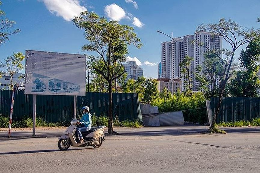 Công viên, hồ điều hòa Mai Dịch 975 tỷ: Dự án công viên hồ điều hòa Mai Dịch (Hà Nội) khởi công từ đầu năm 2016 và dự kiến bàn giao vào năm 2017. Tuy nhiên đến nay đang trong cảnh dang dở, không biết bao giờ xong. Công trình luôn trong tình trạng quây tôn kín, đóng cổng, duy có một cổng với barie chắn ngang, bên trong nhiều hạng mục đang còn dở dang.