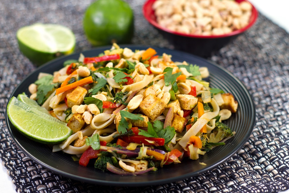 Pad Thai (hay còn gọi là mì xào Thái) là món mì gạo xào truyền thống và quen thuộc của Thái Lan. Thành phần của món ăn này gồm mì gạo xào với trứng, đậu phụ cùng một chút ớt đỏ, bột me, nước mắm và đường thốt nốt. Sau khi hoàn thành, người ta thường trộn thêm chút lạc rang giã nhỏ, tôm tươi hoặc khô, tỏi hoặc hẹ tây. Khi thưởng thức, các thực khách có thể thêm một chút nước cốt chanh để tạo vị chua. Ngoài phiên bản truyền thống, các đầu bếp có thể thêm một số thành phần khác vào món ăn này như giá đỗ, hẹ, củ cải, cua, mực hoặc thịt gà.