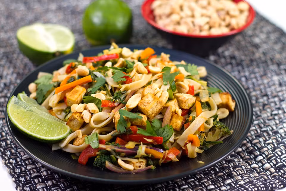 Pad Thai (hay còn gọi là mì xào Thái) là món mì gạo xào truyền thống và quen thuộc của Thái Lan. Thành phần của món ăn này gồm mì gạo xào với trứng, đậu phụ cùng một chút ớt đỏ, bột me, nước mắm và đường thốt nốt. Sau khi hoàn thành, người ta thường trộn thêm chút lạc rang giã nhỏ, tôm tươi hoặc khô, tỏi hoặc hẹ tây. Khi thưởng thức, các thực khách có thể thêm một chút nước cốt chanh để tạo vị chua. Ngoài phiên bản truyền thống, các đầu bếp có thể thêm một số thành phần khác vào món ăn này như giá đỗ, hẹ, củ cải, cua, mực hoặc thịt gà.