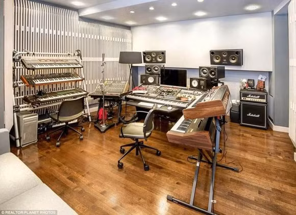 Dinh thự xa hoa này còn có cả phòng thu âm.