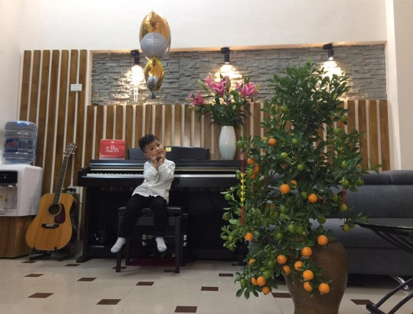 Không gian bên trong căn nhà nhỏ của ca sĩ Tú Dưa tại Hà Nội.