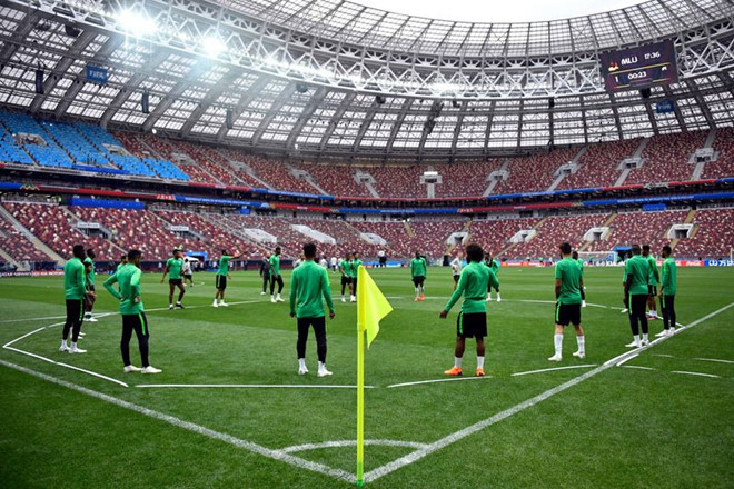 Các cầu thủ Saudi Arabia tham dự một buổi tập tại sân vận động Luzhniki ở Moscow vào ngày 13 tháng 6. Ảnh: Alexander Nemenov.