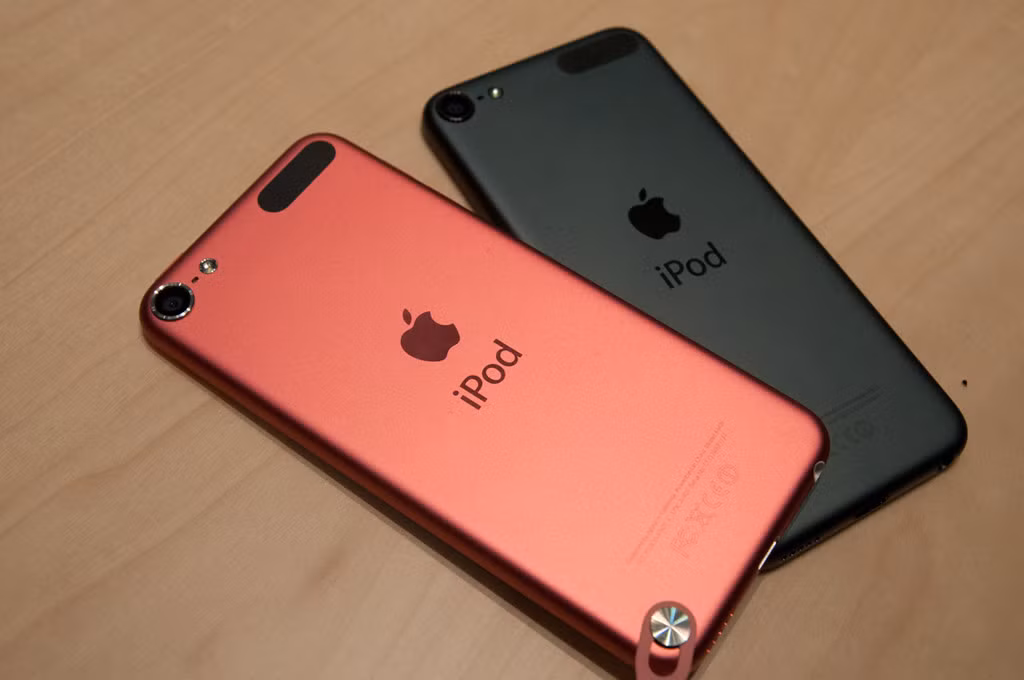 iPod touch: Giống MacBook Air, iPod không được nâng cấp đáng kể từ năm 2015. So với các thiết bị tiêu chuẩn hiện nay, nó phần nào đã lỗi thời. Câu hỏi đặt ra là khi nào Apple khai tử thiết bị này bởi tất cả những việc nó làm được, iPhone đều có thể đáp ứng tốt.