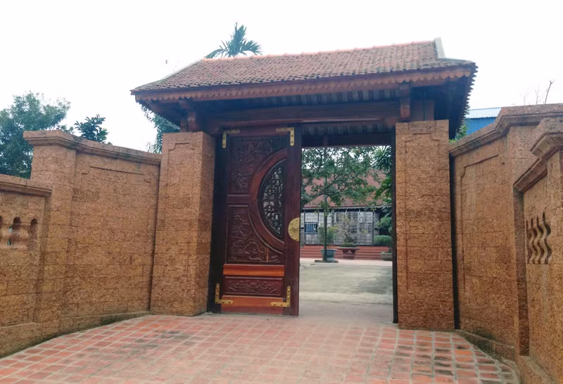 Chiếc cổng đá ong có tuổi đời hơn 30 năm.