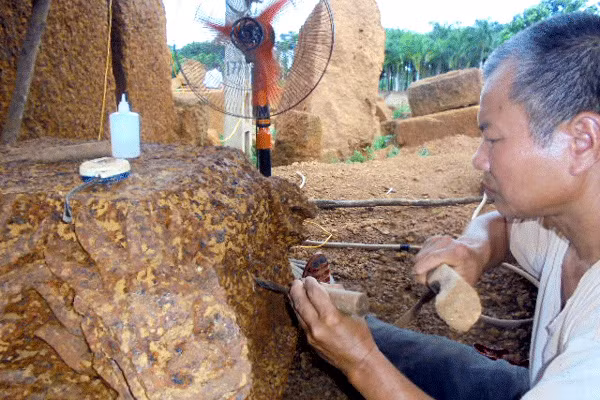 Ông Chắt là nghệ nhân chế tác đá ong nghệ thuật duy nhất trên đất xứ Đoài.