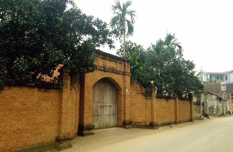 Một chiếc cổng làm từ đá ong mới được hoàn thiện, kỹ thuật xây dựng rất cầu kỳ.