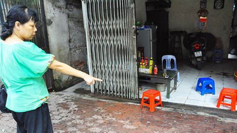 Mắm tôm và dầu luyn tung tóe trước của nhà ông Tuấn