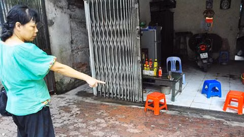 Mắm tôm và dầu luyn tung tóe trước của nhà ông Tuấn