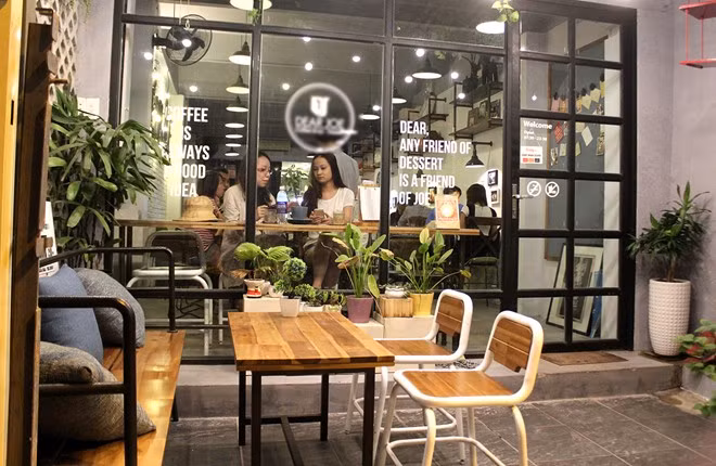 Quan ca phe doc nhat Sai Gon, cho khach an chau cay-Hinh-11