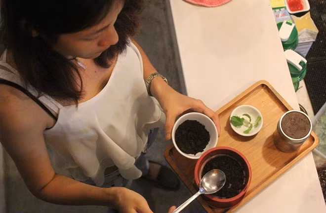 Quan ca phe doc nhat Sai Gon, cho khach an chau cay-Hinh-6