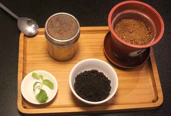 Quan ca phe doc nhat Sai Gon, cho khach an chau cay-Hinh-3