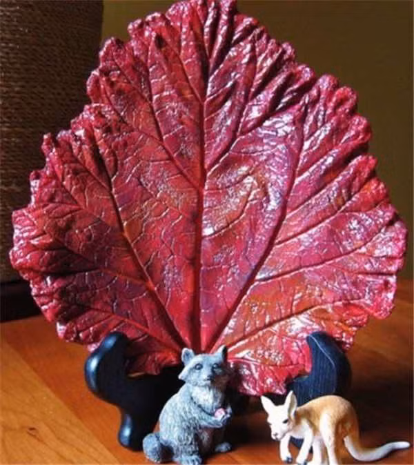 Không chỉ dùng làm gạch lát, ý tưởng tạo hình từ xi măng này còn có những ứng dụng tuyệt vời khác trong trang trí nhà cửa. "Chiếc lá đỏ" này là một đồ vật trang trí đẹp và độc đáo mà bạn có thể trưng bày trong nhà mình.