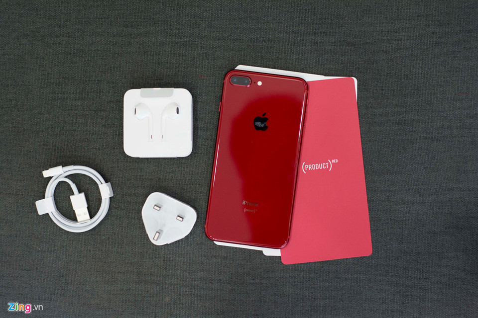 Máy vẫn có đầy đủ các phụ kiện đi kèm như sách hướng dẫn, củ sạc, tai nghe, jack chuyển 3,5 mm và cáp lightning. Sách hướng dẫn có ký hiệu của (Product RED) - đối tác của Apple từ năm 2006.