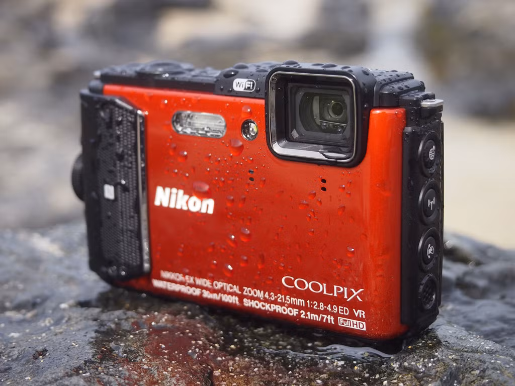 Nikon Coolpix AW130 (7 triệu đồng): Máy có kích thước nhỏ, trọng lượng nhẹ (221 g) và độ bền cao. AW130 có thể chịu va đập từ cú rơi 2,1 m và chống nước ở độ sâu 30 m nên rất tiện để người dùng mang đi du lịch cùng gia đình ở vùng núi hay biển. Độ phân giải của thiết bị chỉ ở mức trung bình (16 MP).