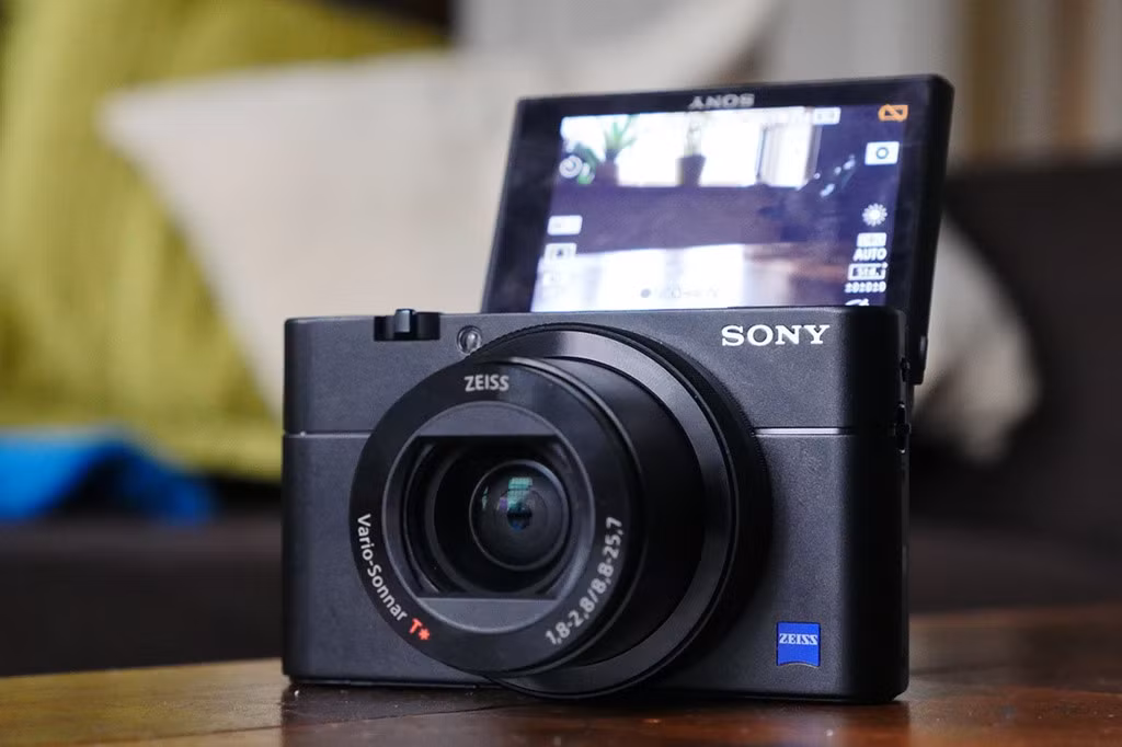 Sony RX100 Mark V (20,99 triệu đồng): Máy ảnh RX100 Mark V có độ phân giải 20,1 MP, ống kính Zeiss Vario-Sonnar (24-70 mm). Màn hình của máy có thể xoay, lật để phục vụ nhu cầu selfie. Tốc độ chụp liên tiếp lên tới 24 tấm/giây giúp người dùng không bỏ lỡ khoảnh khắc vui vẻ cùng gia đình. Máy có kích thước nhỏ gọn, dễ dàng để vừa trong túi áo.