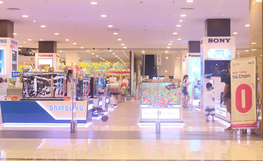 Cho rằng VTV vẫn chưa mua được bản quyền World Cup nên thị trường TV dù được giảm giá mạnh nhưng vẫn khá ế ẩm. Ảnh: P.M.