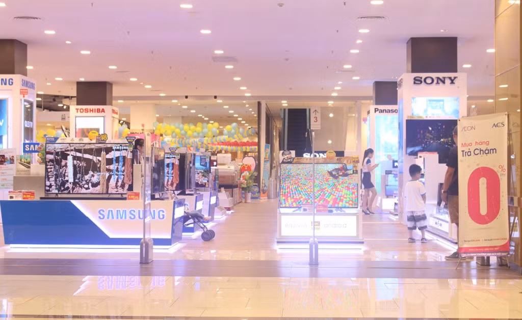 Cho rằng VTV vẫn chưa mua được bản quyền World Cup nên thị trường TV dù được giảm giá mạnh nhưng vẫn khá ế ẩm. Ảnh: P.M.