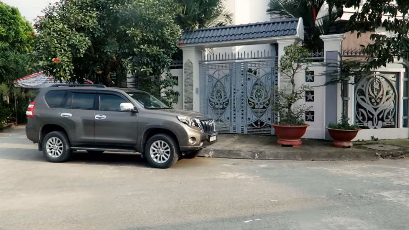 Ô tô mới tậu của anh Dũng trị giá 2,6 tỷ đồng.