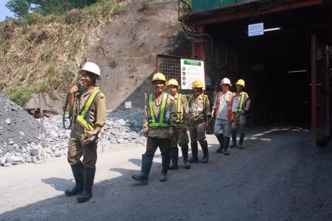 Khai thac hang tan vang, Bersa Gold van lo nang, ngap trong no thue