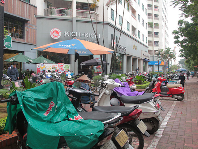 Nhiều chung cư được xây dựng thêm, khu vui chơi công cộng bị thu hẹp nhường đất cho nhà hàng, công ty và văn phòng. 