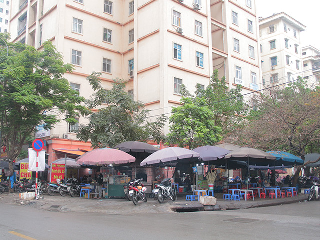 Hàng quán vỉa hè “mọc” lên nhan nhản, lấn chiếm vỉa hè khiến khu đô thị này càng bí bách và bức bối, không gian bị thu hẹp. 