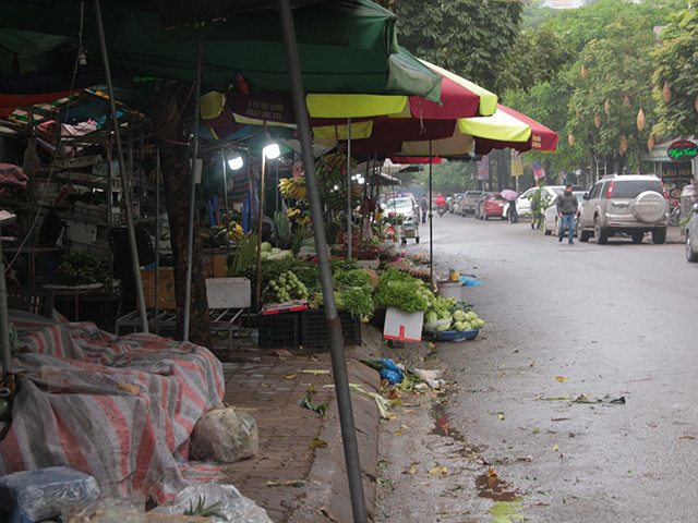 Những khu chợ này xuất hiện lấy đi không gian vỉa hè và lòng đường. Nhưng hình ảnh kém văn minh xuất hiện trong khu đô thị một thời sầm uất bậc nhất thủ đô. 