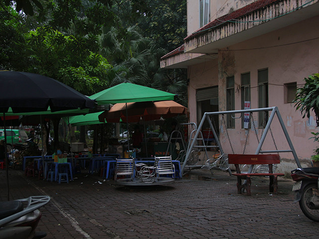 Khu vui chơi của trẻ em bị hàng quán lấn chiếm, bủa vây. 