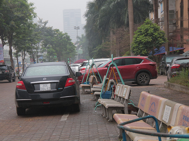 Gần đây, Chủ đầu tư Khu Trung Hoà - Nhân Chính, muốn xây thêm toà nhà 18 tầng có 5 tầng nổi đỗ xe, nhưng cư dân phản đối vì mật độ xây dựng đã tăng hơn 50% trong 20 năm qua.