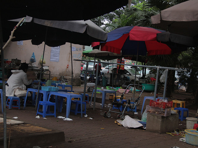 Nơi tập thể dục buổi của người dân bị biến thành điểm bán hàng ăn. 