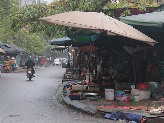 Nhiều khu chợ lụp xụp nằm phía trong khu đô thị Trung Hòa – Nhân Chính. 