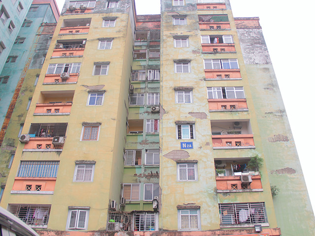 Do thiết kế từ những năm 1999 – 2000, nên hầu hết các tòa chung cư cũ Trung Hòa Nhân Chính chỉ có 1 tầng hầm. Bên cạnh đó, theo thời gian nhiều chung cư xuống cấp, cũ kĩ. 