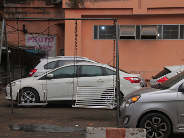 Khu vui chơi trước sảnh chung cư N2A trở thành bãi đỗ xe ô tô, xe ô tô vây kín khu vui chơi khiến không gian thêm chật chội, ngột ngạt. 