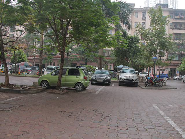 Khu vực này được trên bản đồ là vườn hoa, tuy nhiên thực tế không gian vui chơi rất ít, thay vào đó là bãi đỗ xe ô tô. 