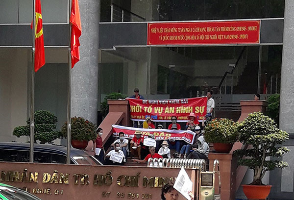 Khách hàng của dự án chung cư Gia Phú nhiều năm vẫn đi đòi quyền lợi của mình. Ảnh: CAND.