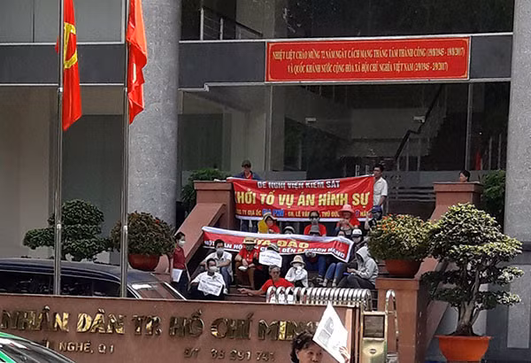 Khách hàng của dự án chung cư Gia Phú nhiều năm vẫn đi đòi quyền lợi của mình. Ảnh: CAND.