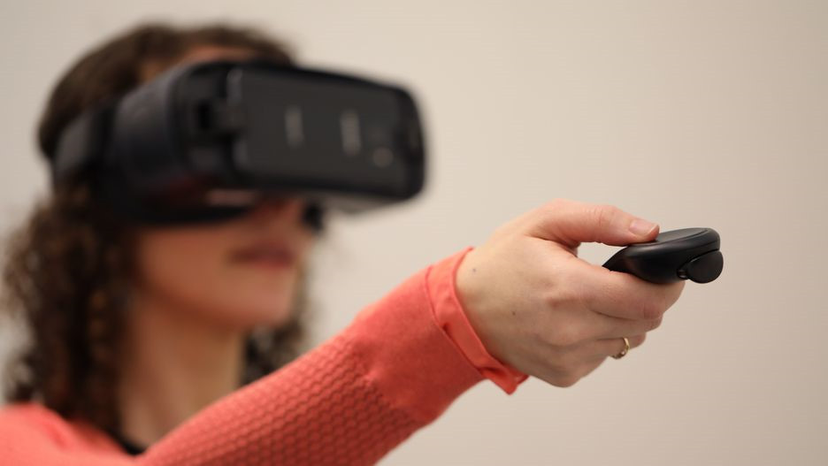 Công nghệ AR hay VR đã trở nên quen thuộc hơn đối với người dùng. Trên iOS 11 Apple đã bắt đầu hỗ trợ AR lên một số dòng điện thoại của hãng. Nhưng so sánh với một số đối thủ, "táo khuyết" chậm chân hơn trong cuộc đua về công nghệ thực tế ảo. Trong sự kiện sắp tới của Apple, nhiều khả năng hãng sẽ giới thiệu những chiếc kính thực tế ảo để hỗ trợ tối đa khả năng VR trên con chip mạnh mẽ Apple A12.