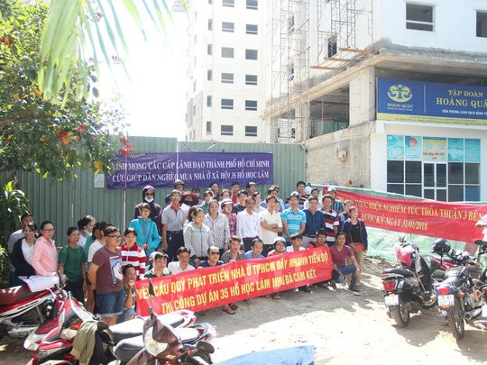 Người dân, trong đó có không ít công nhân viên chức, phản ứng khi dự án nhà ở xã hội chậm bàn giao, đẩy cuộc sống gia đình họ vào khốn khó.