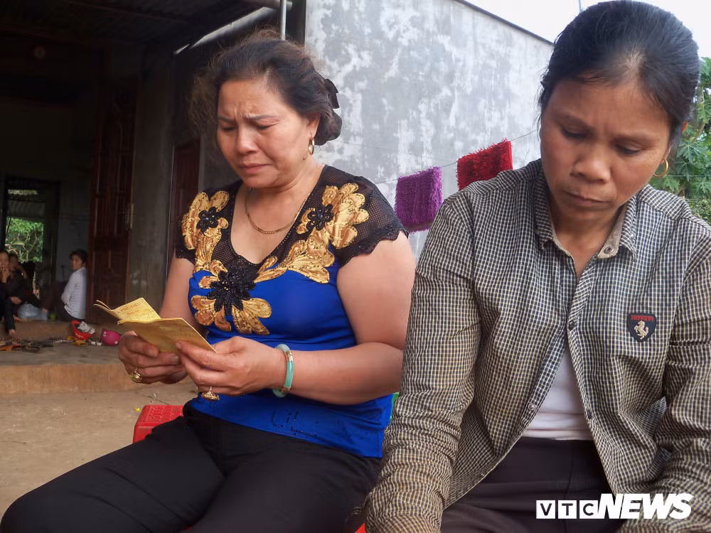 Người dân lo lắng cầm trên tay giấy vay mượn nợ nhưng không biết đòi ai vì tài sản của công ty Quý Phượng bị nhiều người khác đến lấy đi trước đó. Ảnh: Thanh Hải.