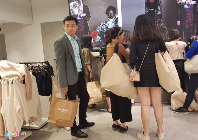 Tiet lo it ai ngo ve hang hieu Zara va H&M
