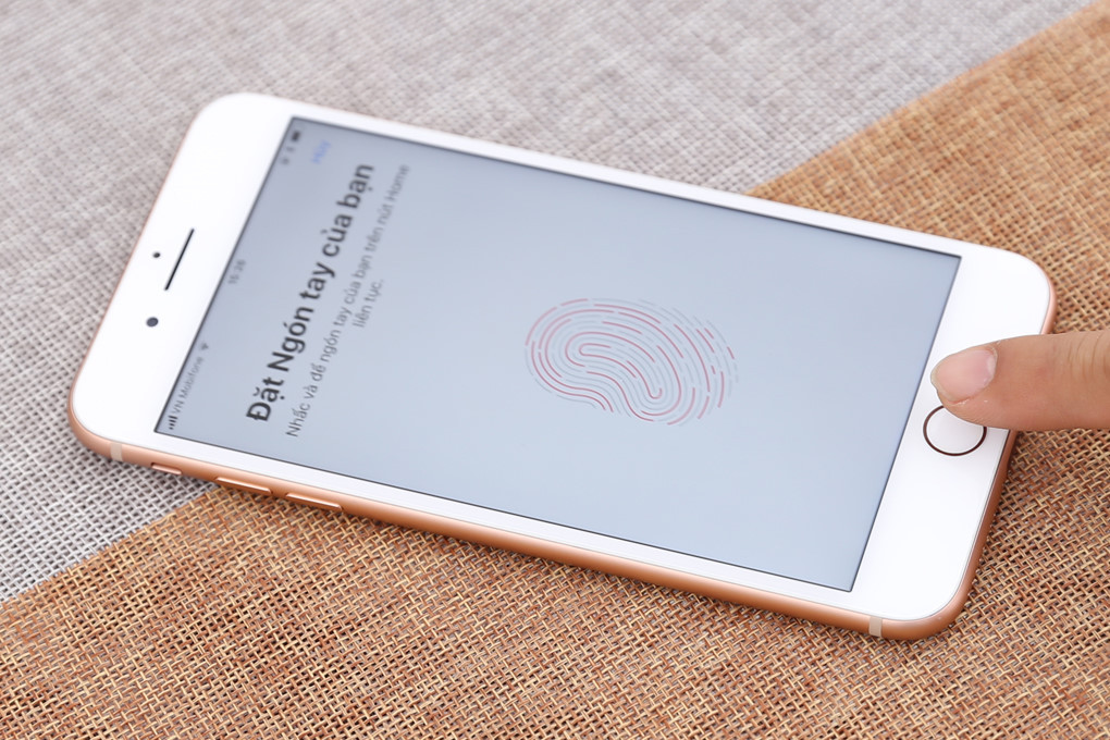 3. Touch ID nhanh hơn và tiện dụng hơn Face ID trong nhiều trường hợp - Trên iPhone X, Apple đã bỏ đi Touch ID mà chỉ sử dụng Face ID làm phương thức bảo mật. Theo Business Insider, Face ID tỏ ra kém chính xác và không an toàn như Touch ID. Trong nhiều trường hợp sử dụng, Touch ID vẫn mang lại trải nghiệm thoải mái hơn, hoạt động gần như ngay lập tức và không yêu cầu bạn phải nhìn vào điện thoại.